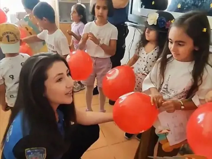 Ağrı’da Polis Ekipleri Karne Gününde Öğrencilerin Sevincine Ortak Oldu
