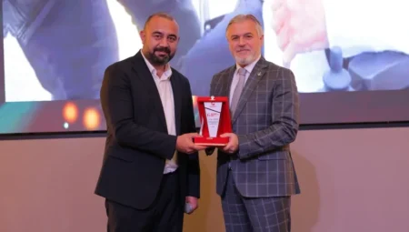 Yeniden Refah Partisi Genel Başkan Yardımcısı Mehmet Altınöz, Merhamet ve Emek Ödül Töreni’nde Konuştu: ‘Bu Milletin Külünü Üflesen Altından İman Çıkar’